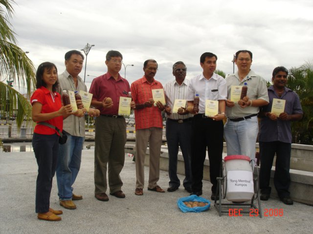Ahli-ahli Pasukan Kerja LA21 Membuat Kompos melancarkan Buku Panduan Pengguna EM pada 29-12-2008